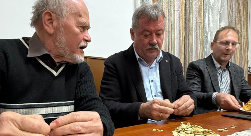 "Tökmag roppan, toll száll vígan" – hagyományőrző estére hívott Magyarszombatfa