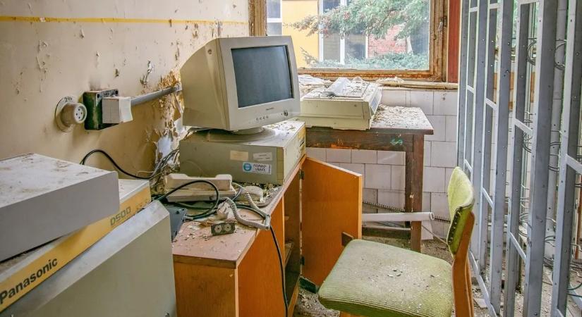 Munkaruhák a fogason, szétdobált iratok: rejtély, hogy mi lett a telefonközpont eltűnt dolgozóival