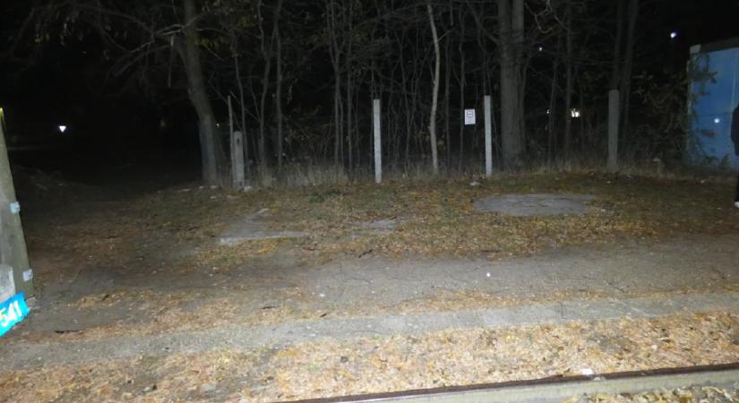 Körbeállta egy négyfős banda a vasútállomásnál, majd közölték vele, hogy leszúrják és elássák