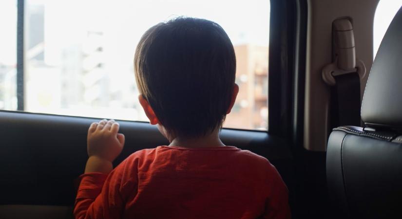 Autóba záródott egy gyermek, a kiszabadításához be kellett törni a jármű ablakát