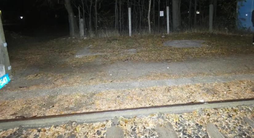 Rablás az örkényi vasútállomásnál: négyen késsel fenyegették, majd összeverték a férfit