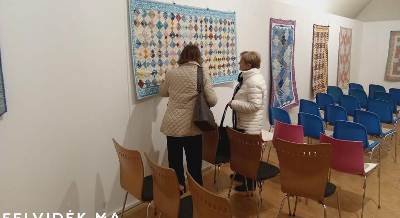 Foltra foltot varrunk és arra ébredünk, művészetté vált