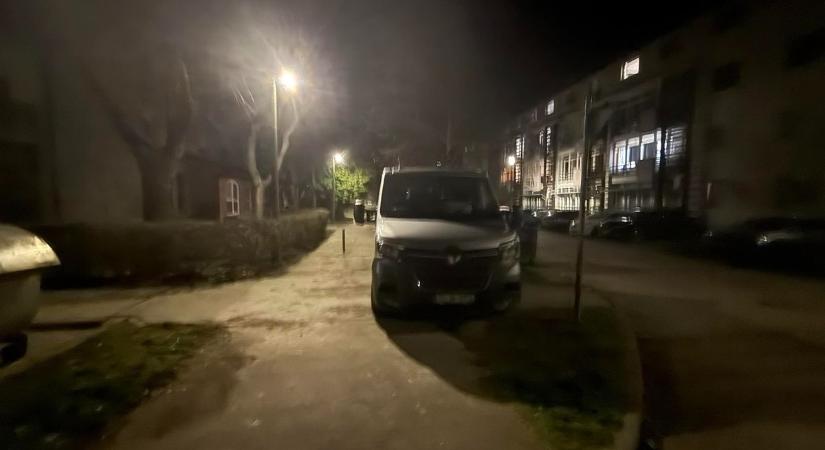 A pofátlan parkolás tankönyvi példáját mutatta be ez a szekszárdi autós