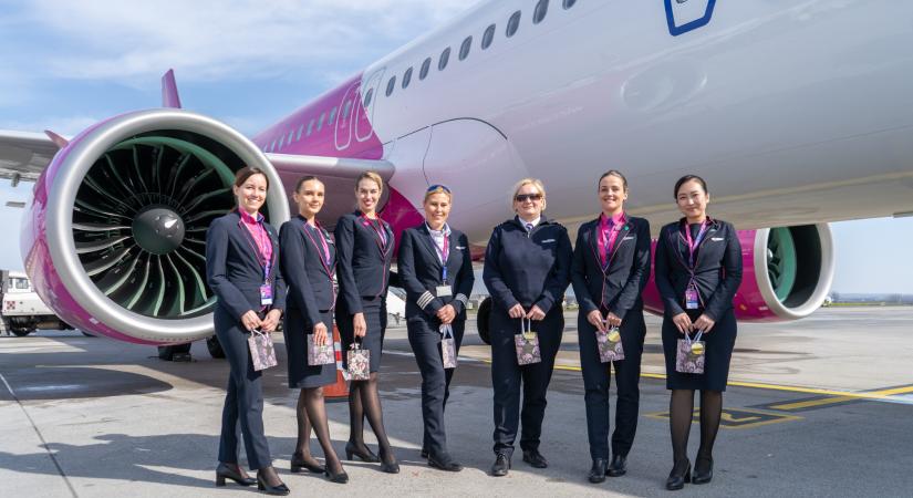 Tíz, teljesen női személyzet is repült nőnapon a Wizz Airnél