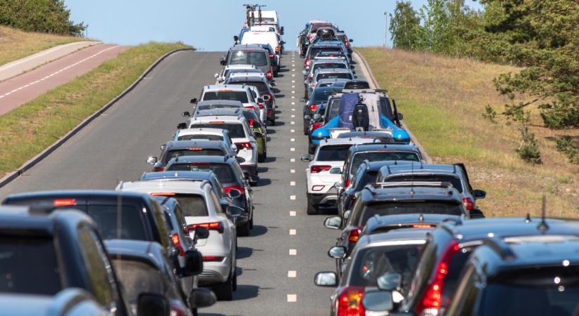 Jókora torlódások lassítják két autópálya forgalmát is