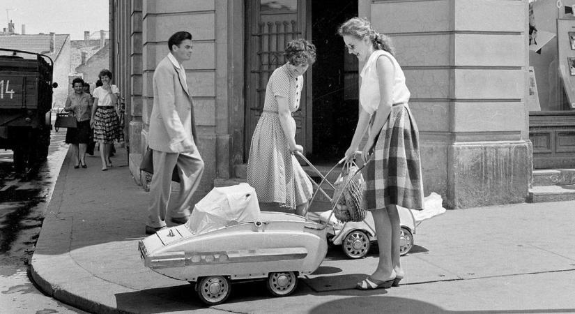 Ilyen babakocsik gördültek az utcákon a nagyszüleink idejében