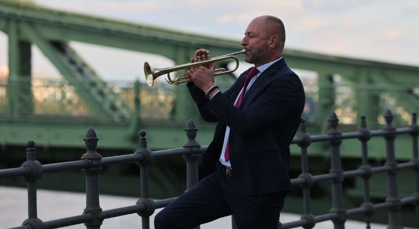 A Nyugatiban kapták lencsevégre Szabó Bálintot, a trombitás politikust