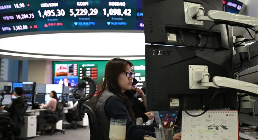 Eladási hullám söpör végig a tőzsdéken, miután kilőtt az olaj ára