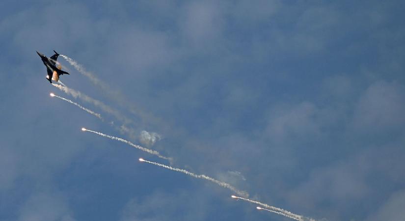 Izzik a levegő, itt az újabb eszkaláció: Törökország F-16-osokkal erősít Cipruson