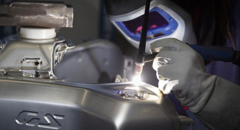 Új rekord és hangulatos látogatóközpont a berlini üzemben - Fontos jubileum a BMW-nél