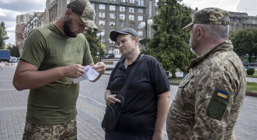 Sikerrel járt az autósüldözés, kényszertoborzott férfit szabadítottak ki ukrajnai civilek
