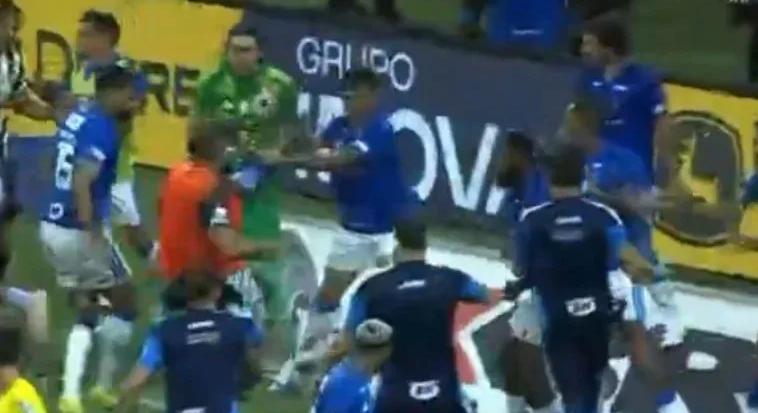 23 piros lapot osztottak ki a brazil állami futballbajnokság döntőjén kitört tömegverekedés után