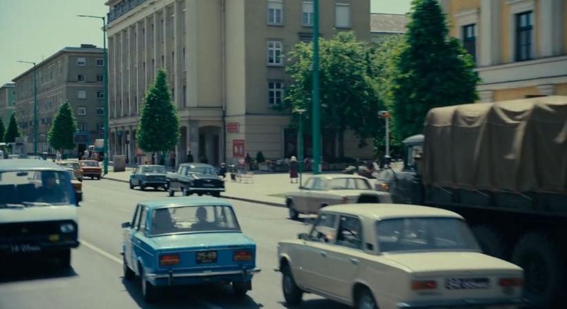 A Vasmű út végre a képernyőn – így cikázik Emilia Clarke Dunaújvárosban