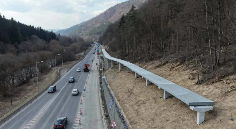 Autóúttal párhuzamos, 650 méter hosszú kerékpárhidat építenek Szlovákiában