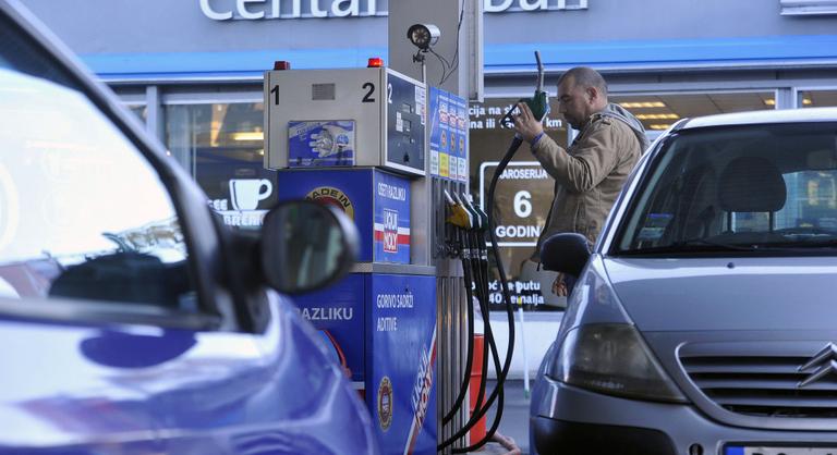 Pánik a Balkánon: exporttilalom Szerbiában, árstop Horvátországban, kígyózó sorok a benzinkutaknál Montenegróban