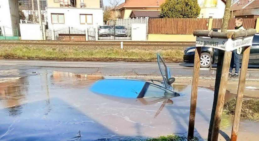 Csőtörés a 16. kerületben, a beszakadt út elnyelt egy autót