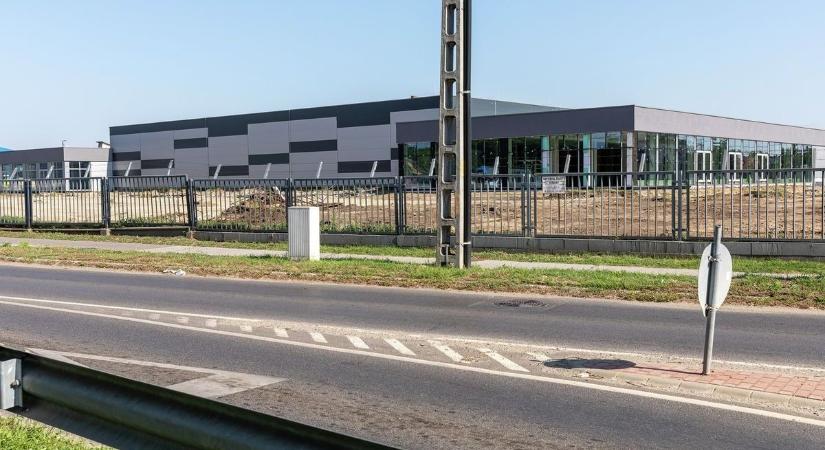 Plázaméretű komplexum nőtt ki a földből Debrecenben! Nyitás hamarosan, hiánypótló, ami jön az eddig üres telken
