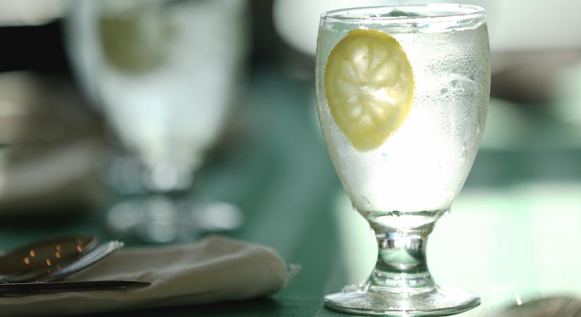 Sokan nem tudják: ezért raknak citromot az ivóvízbe a vendéglátóhelyeken
