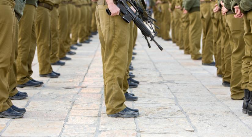 Hát elkezdődött: több százezren kaptak sorkatonai behívót, már ma indul a kikpézés