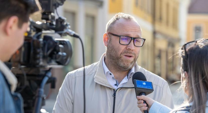 Olajipari múlt a Tisza jelöltjénél? – Molnár Tamás kemény kérdéseket tett fel Székesfehérváron
