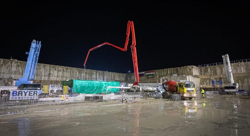 Úgy tűnik, Szijjártó Péter más filmet néz Paks II ügyében, mint az érintett cégek