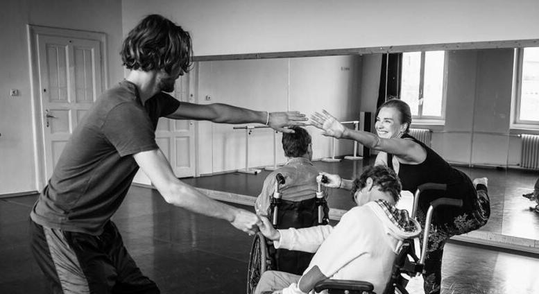 Szolidaritás képekben – A Radnóti Színház társadalmi kampánya Pécsre érkezik