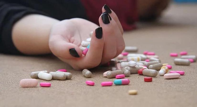 Begyógyszerezte gyermekét és saját magát is