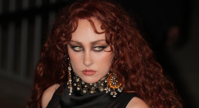 Chappell Roan a párizsi divathéten is bizonyította, egyáltalán nem fér a merész szettektől