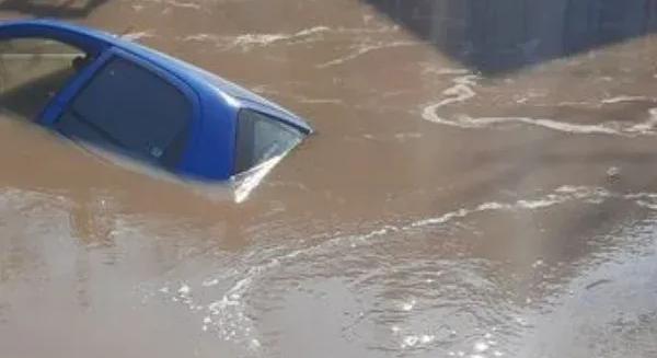 Beszakadt az úttest, elnyelt a víz egy autót a XVI. kerületben