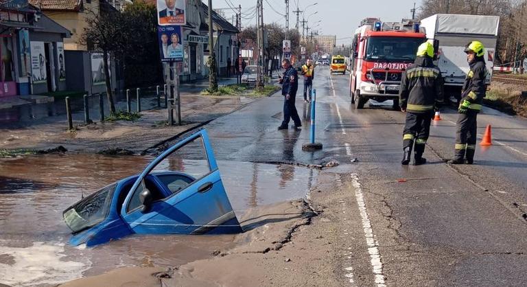 Csőtörés volt a XVI. kerületben, beszakadt az úttest egy autó alatt