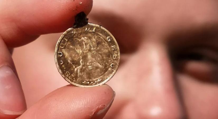 Közel ezer éves ezüstérmék tettek milliomossá egy kincskeresőpárt