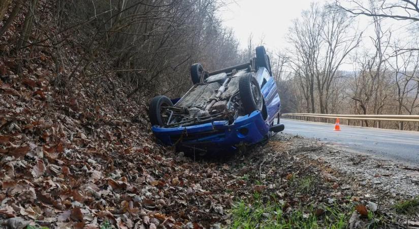 Durva baleset Egernél: a roncsból kimászó sofőrt magára hagyták az autósok – galériával