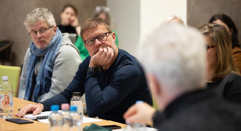 Tengeren, kártyaparti és ír vircsaft – Interjú Szabó Győzővel