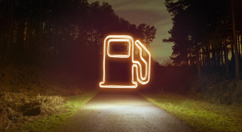 Megjött a döntés: így változik holnap a benzin ára!