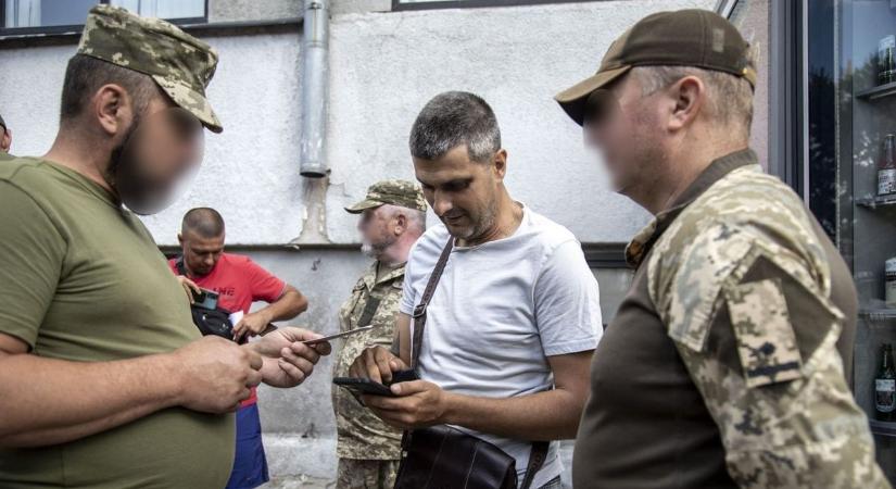 Ukrajnában továbbra is mennek az erőszakos mozgósítások