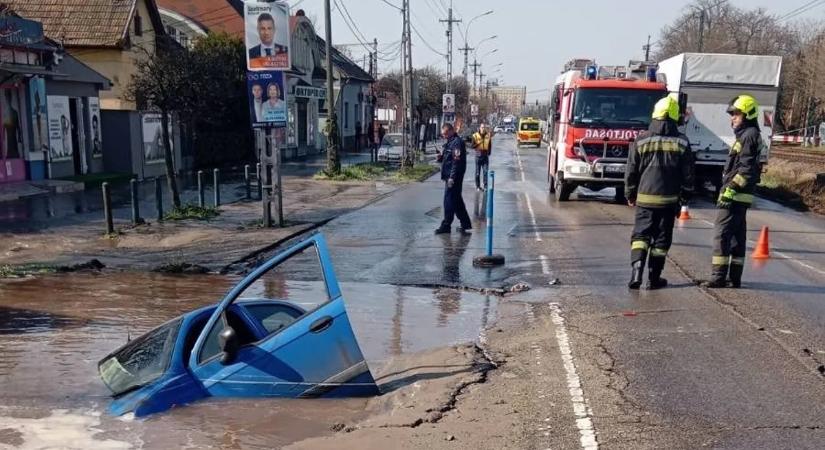 Döbbenetes! Elnyelt egy autót a beszakadt úttest a XVI. kerületben