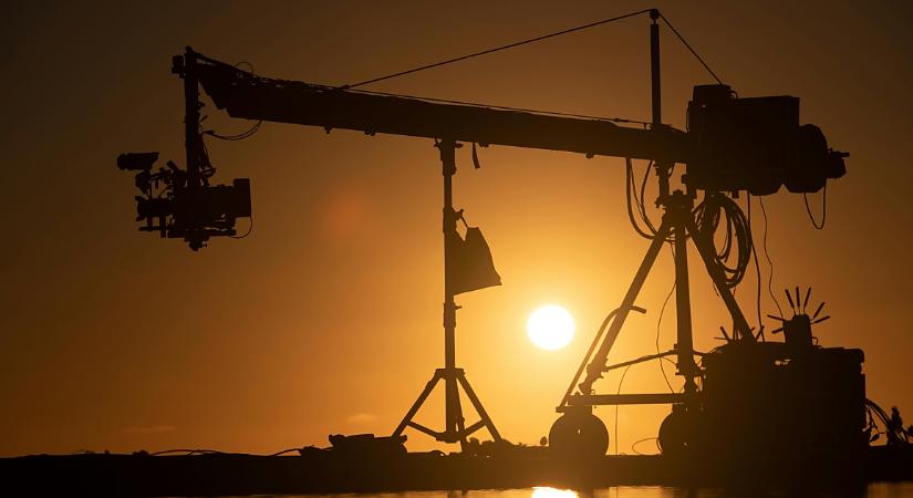 Az ázsiai tőzsdék zuhannak, az olajár elszállt hétfő reggelre