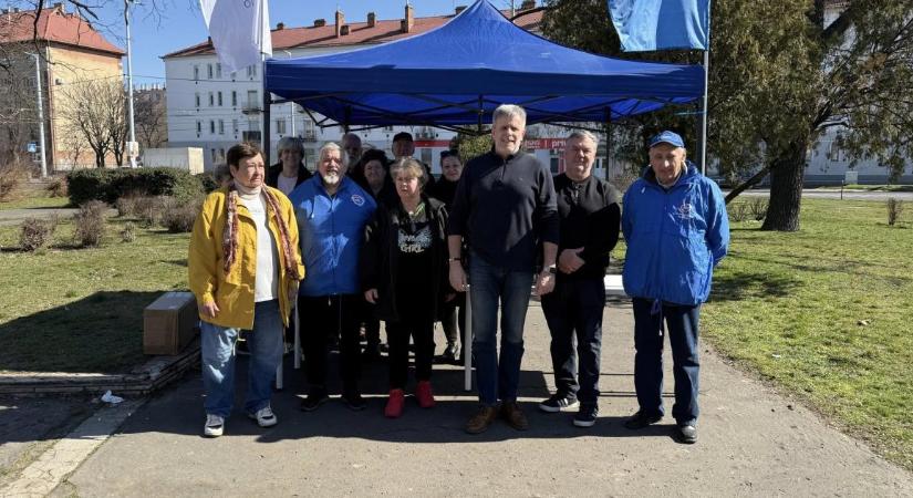 Ételosztást tartott a DK, a párt elnöke szerint Magyarország nem gladiátorokat érdemel – videóval