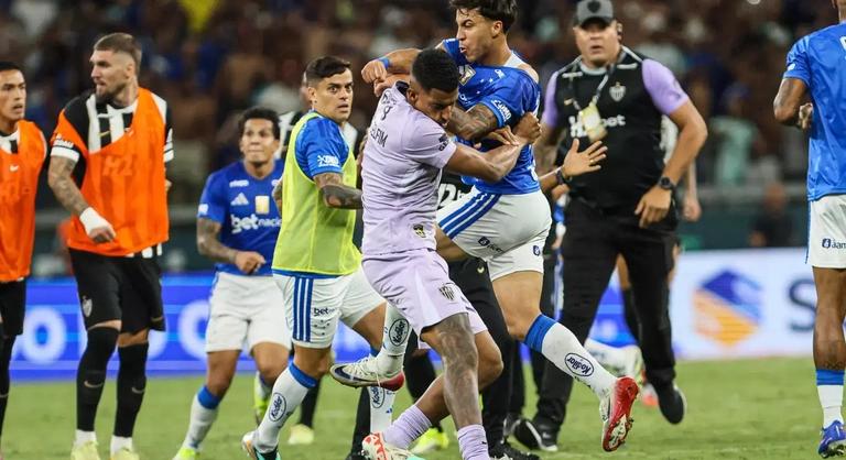 Egy pillanat alatt tömegverekedéssé fajult a futballmeccs, 23 piros lapot osztott ki a játékvezető