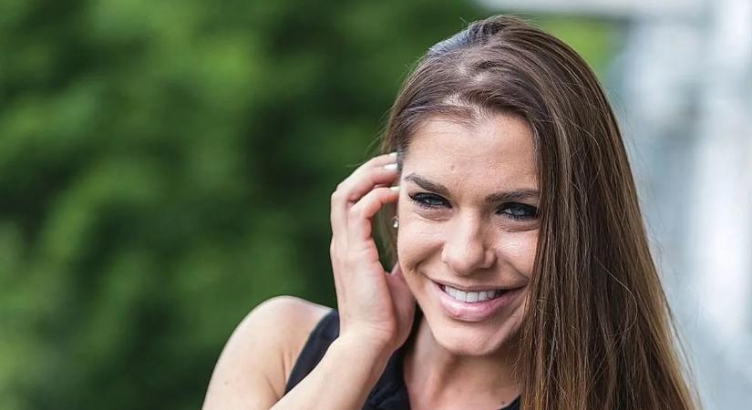 Megmutatta arcát Dér Heni a műtét után – alig ismernek rá – videó