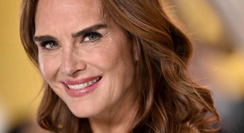 A hét szettje: a 60 éves Brooke Shields nőies tavaszi stílusával elbűvölte Párizst