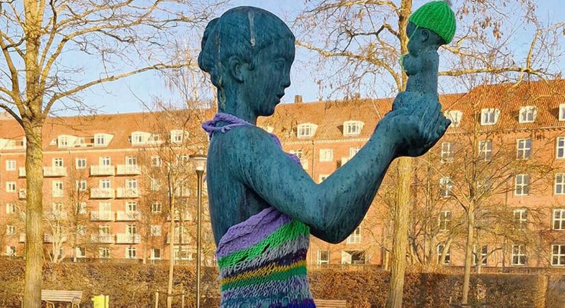 Pucér női szobrokat öltöztettek fel, összefogtak a kötők és horgolók Dániában