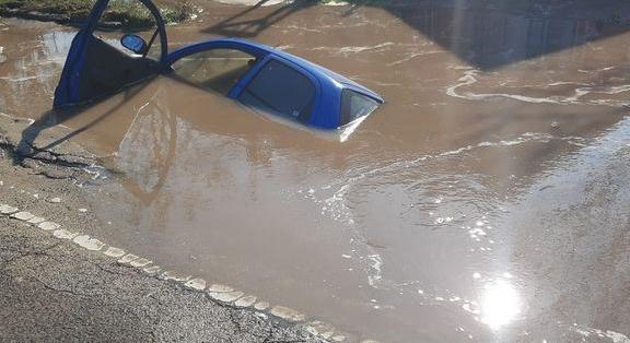 Döbbenetes jelenet Budapesten, beszakadt az út egy kocsi alatt, rendőrök terelik a forgalmat