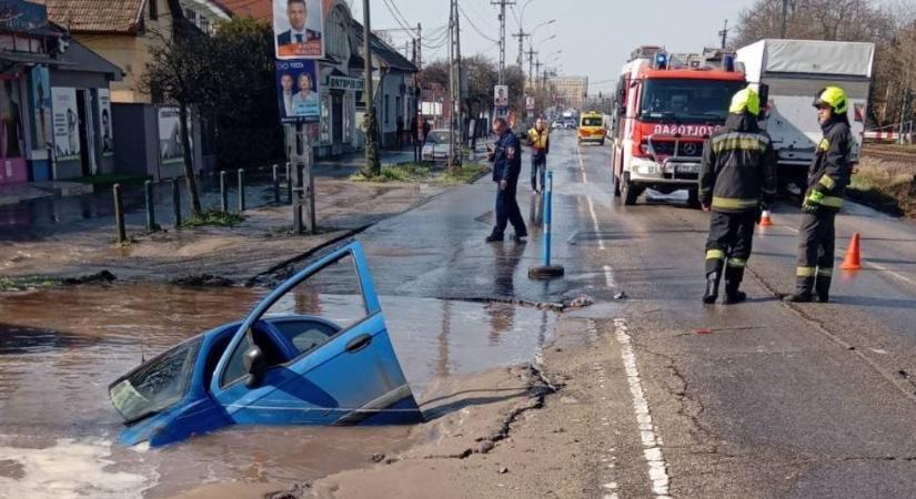 Elnyelt egy autót a beszakadó út Mátyásföldön - kép
