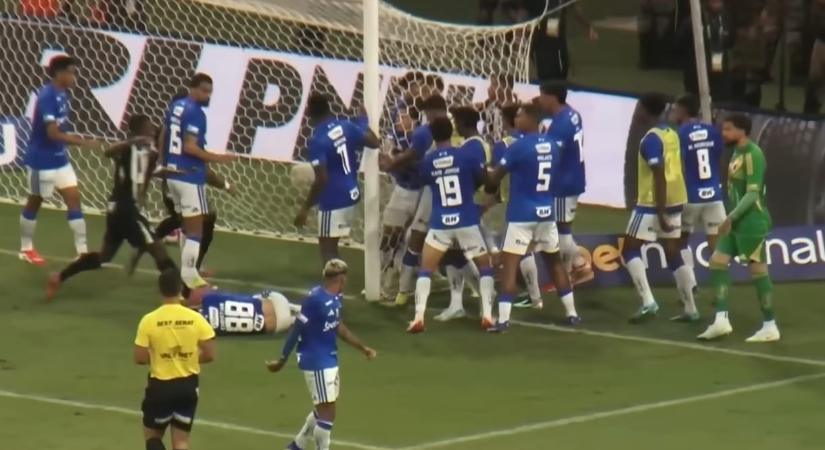 Tömegverekedéssel és 23 piros lappal ért véget egy focimeccs Brazíliában – videó