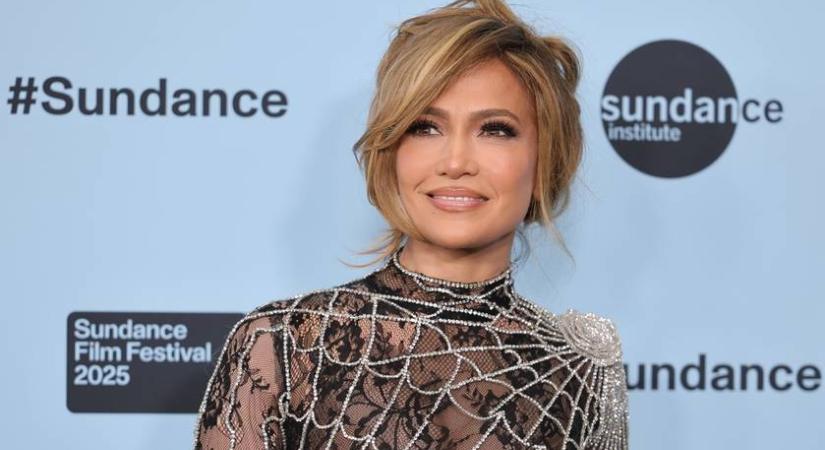 Jennifer Lopez ritkán látott lánytestvéreivel pózolt: a három nővér ilyen gyönyörűen fest egymás mellett