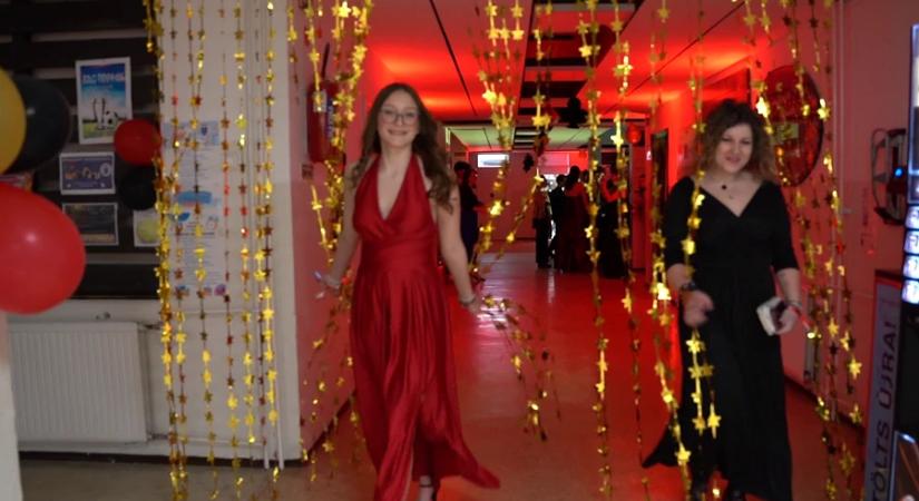 Hagyomány lett a Prome – sikeres bált tartottak a BLG-s diákok