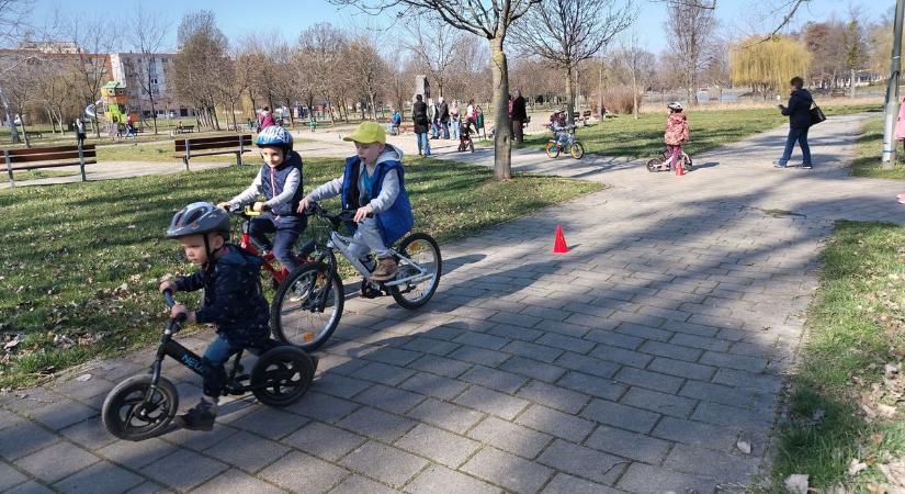 Biciklizéssel köszöntötték a tavaszt ( videó)