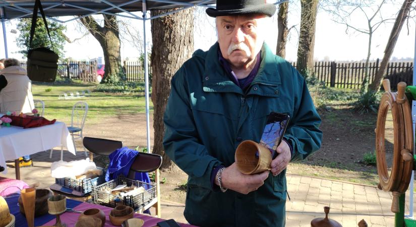 Kovácsnak tanult, de mára famunkái miatt lett közismert Kis Molnár Imre