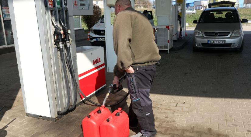 Mennyi? Kedden durva áremelkedés - ennyivel drágul a dízel és a benzin